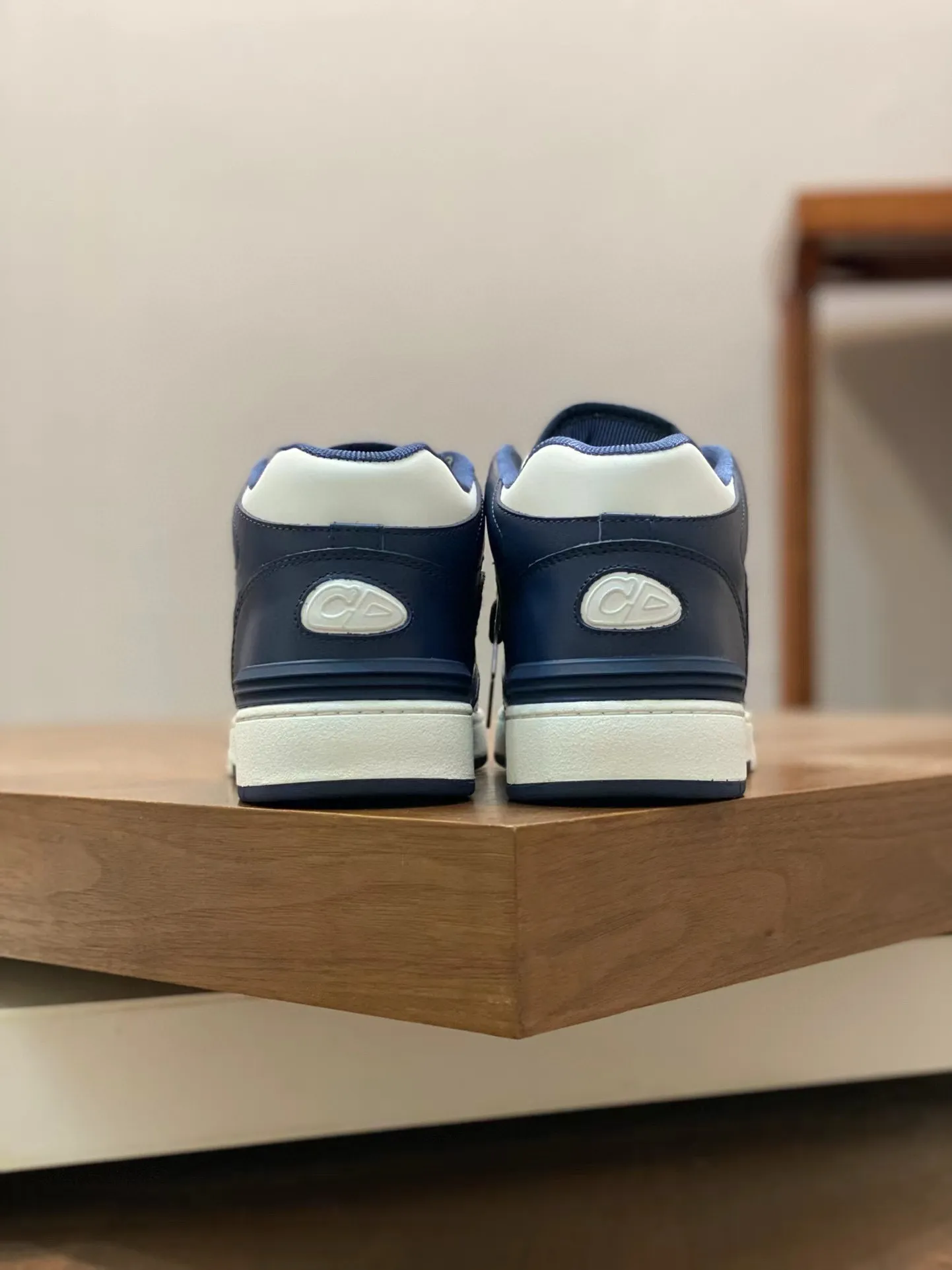 Ex-factory price: 440💰DIOB57 mid-top sneakers are shipped. This B57 mid-top sneaker is a new product in the 2024 spring men's wear series. It reinterprets the basketball shoe design and has become a classic item of Dior. Mid-top lace-up style crafted from color-blocked cow leather with contrasting suede and a CD logo displayed on the side. The tongue is decorated with the Dior B57 logo, and various distinctive details enhance the style. The CD logo eyelet details, upper stitching and rubber panels highlight the dynamic charm of its sports style. With two-color rubber sole, mesh fabric lining and cotton lining for foot padding, the upper foot is comfortable and breathable. Can be paired with a variety of clothing to create a sophisticated look. Code 38-44, (45 can be customized)